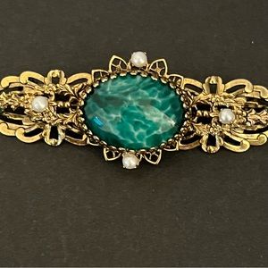 Good preowned vintage green stone gold brooch